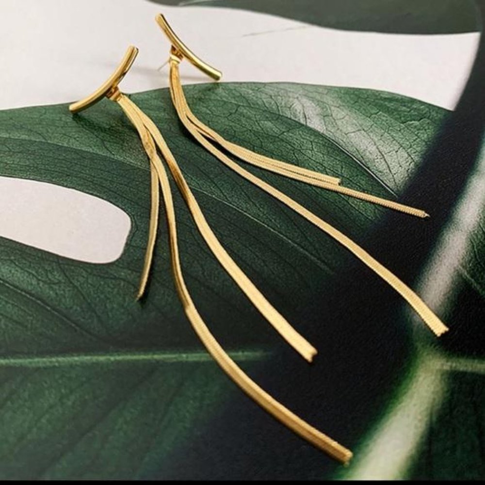 18K Yellow Gold Long Thread Tassel Arc Earrings, shiny Earrings, cute Earrings - Picture 3 of 5